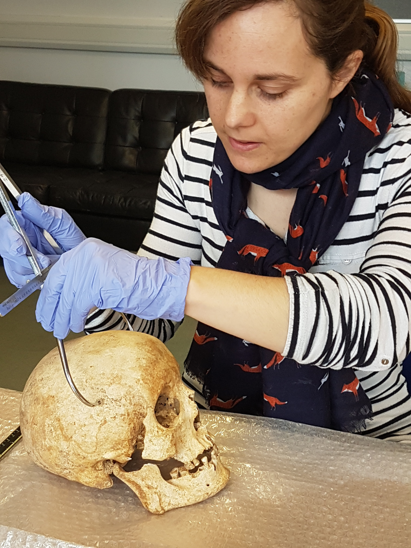 La doctora Dr. Sarah Inskip examina el esqueleto de Context 958. Laure Bonne
